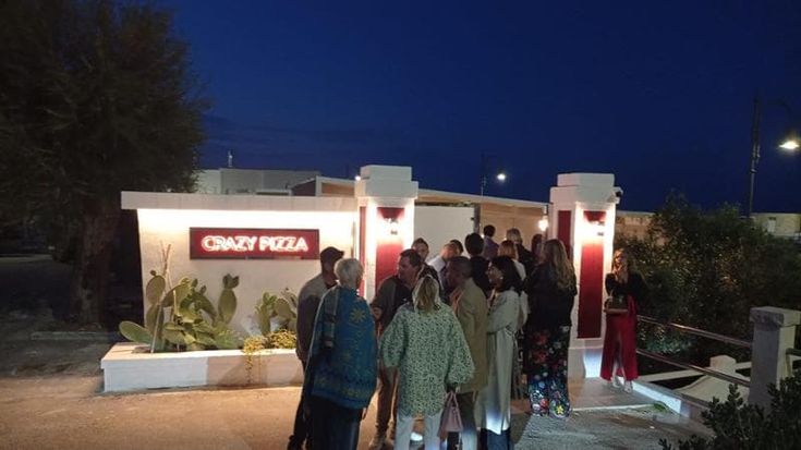 Crazy pizza di Briatore debutta a Savelletri, tutti in fila per la Pata negra a 61 euro: “Esagerato”