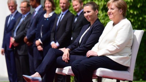 Merkel rimane seduta durante gli inni nazionali