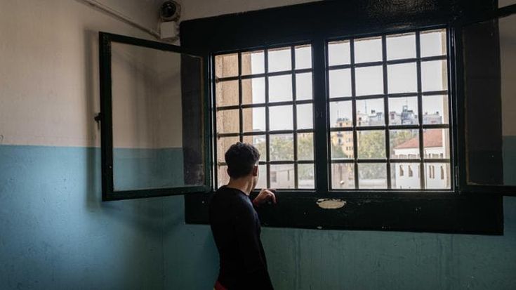 A San Vittore i sogni perduti dei ragazzi dietro le sbarre: “Qui non è Mare fuori, e la libertà spaventa più della prigione”