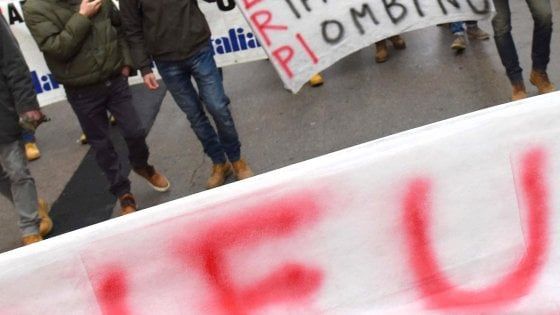 Notte dentro il Comune di Piombino: la protesta dei lavoratori di Aferpi che dormono nei sacchi a pelo