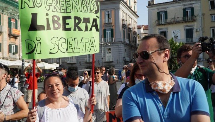 "Con le iniezioni vogliono sterminarci": insulti ai medici e teorie complottiste e negazioniste nel corteo di chi non vuole vaccini e Green Pass