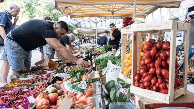 Carovita, lo sfogo di chi fa la spesa tra i banchi del mercato: “Costretti a delle rinunce”