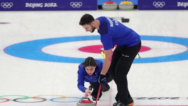Pechino 2022, Italia oro nel curling: chi sono Stefania Constantini e Amos Mosaner