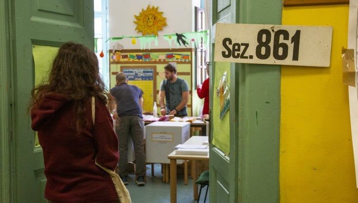 Elezioni, 3,2 milioni di pugliesi al voto per eleggere 40 parlamentari: affluenza al 43 per cento alle 19, oltre 10 punti in meno
