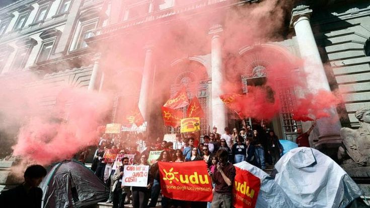 Napoli, protesta alla Federico II, studenti in tenda: “Caro affitti e poche mense, ora si cambi”