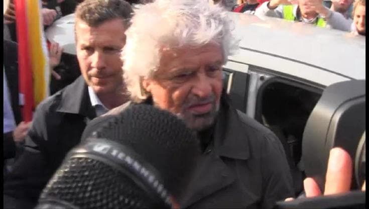 La marcia di Grillo verso Catania, dopo un chilometro preferisce il pulmino