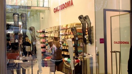 Coronavirus, Calzedonia chiude i negozi in zona rossa. "Non vendiamo articoli di primaria necessità"