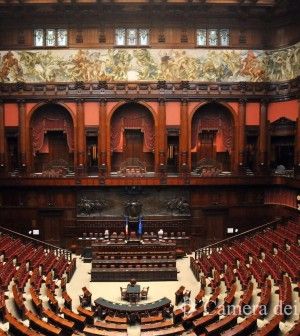Non regge il confronto tra pubblico e privato. Alla Camera troppi prendono troppo