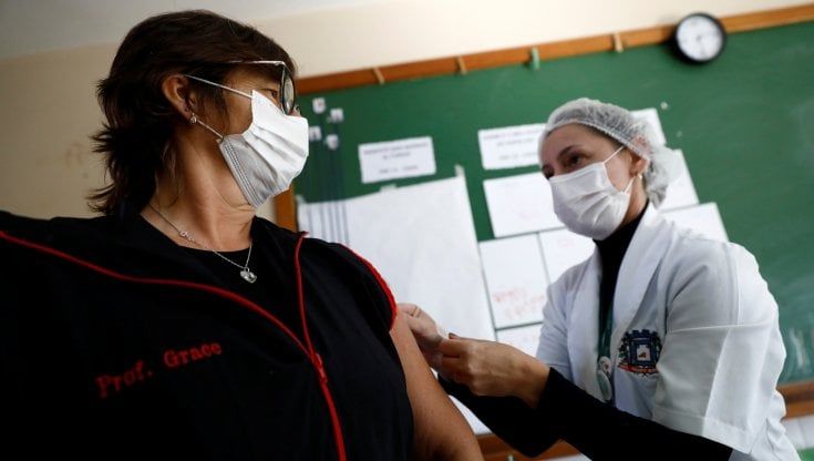 Brasile, Bolsonaro sotto accusa: rifiutò l'offerta di vaccini Pfizer