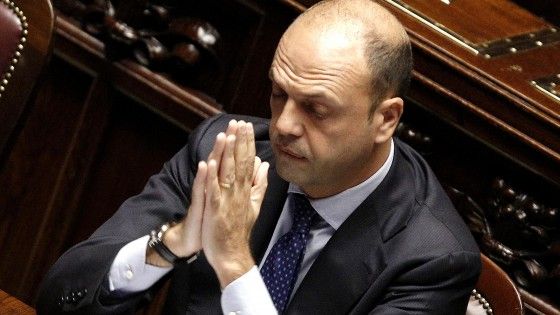 Alfano: "La carica ci fu, immagini non mi smentiscono". Bocciata mozione di sfiducia. Civati vota con Sel e M5S