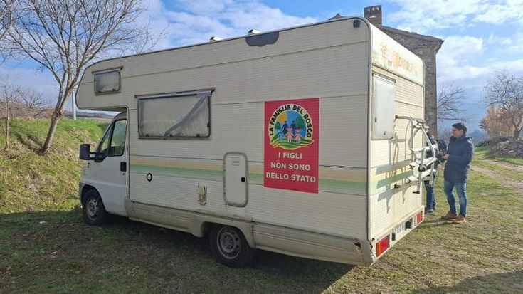 Famiglia nel bosco, solo in sette al presidio: alcune sono madri a cui hanno tolto i figli