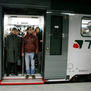 Trenord si scusa con i pendolari lombardi: "Il nostro servizio &egrave; inaccettabile, sembra l'India"