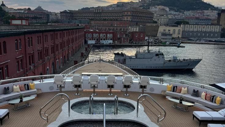A bordo del “Boardwalk”, il gigayacht dell’ambasciatore Fertitta. Tra piscine, eliporti e golf
