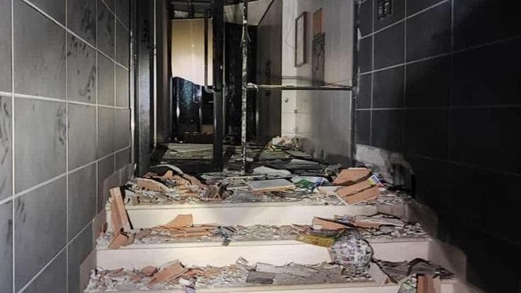 Notte di paura alla Romanina: bomba carta lanciata contro l’ingresso di una palazzina