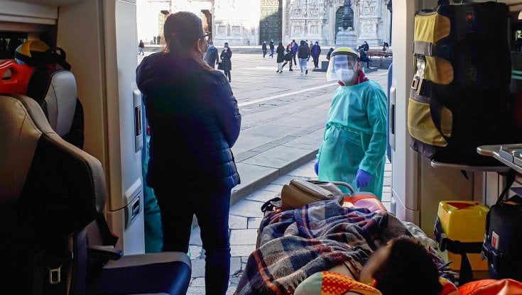 Un regalo per Luca che combatte la malattia: il tour in ambulanza per Milano in attesa del volo per la Sardegna