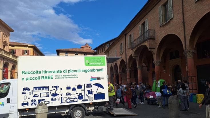 Furgone itinerante e consigli in buchetta, “così spingiamo sulla raccolta differenziata”