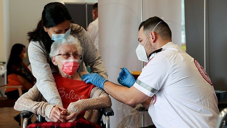 Vaccini, esperti divisi sulla terza dose: “Non c’è la prova che serva a tutti” 