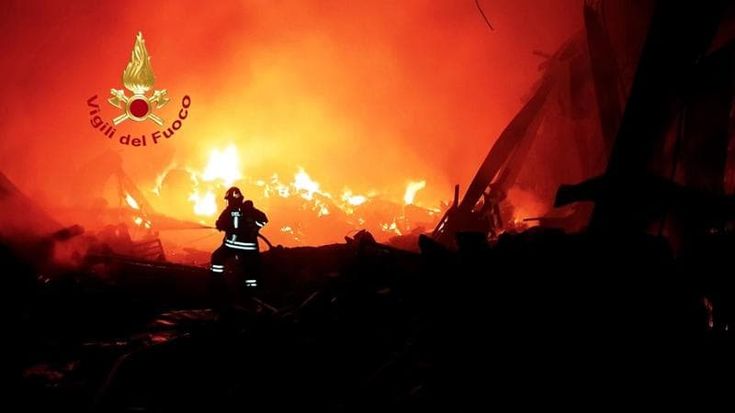 Campi Bisenzio, incendio devasta una ex tintoria