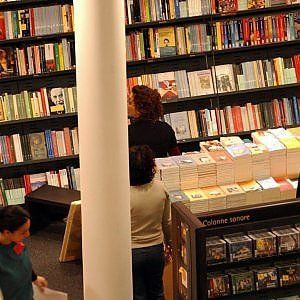 Milano, storia di un ladro di libri finito davanti al giudice: "Rubo sì, ma solo per passione"