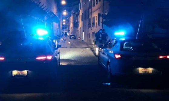 Parma, assembramento in via D'Azeglio: la polizia fa chiudere un bar