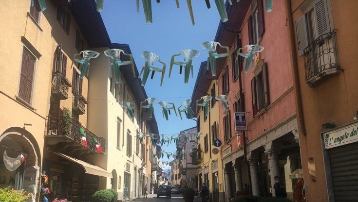 Le sedie sospese per ricordare le vittime del coronavirus sostituite dalle luminarie natalizie: "Segnale di speranza"