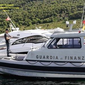 Alghero, blitz della finanza: barche di lusso sconosciute al fisco. Multe per 1,5 milioni