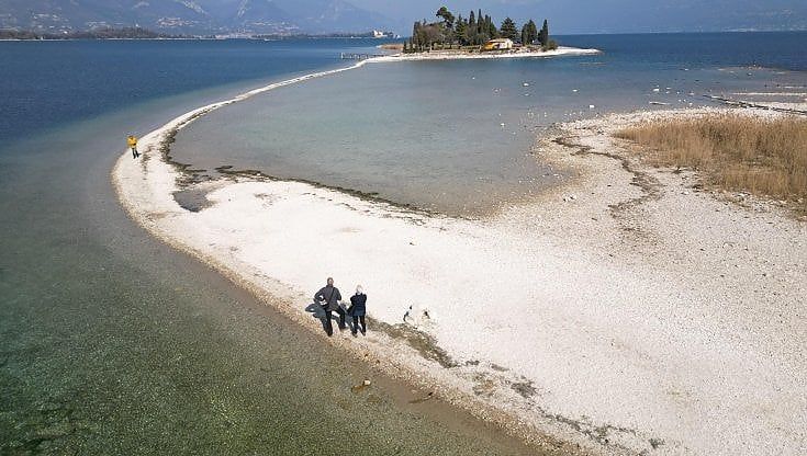 Italia assetata ma sprecona. Metà dell’acqua va perduta: “Anni per riparare la rete” 