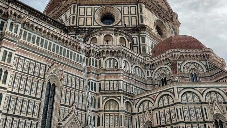 Sale i 463 gradini della cupola del Brunelleschi e muore