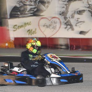 Rossi e Marquez a sportellate sui kart per la Fondazione Simoncelli