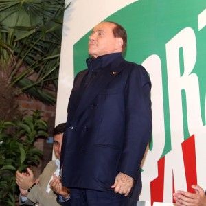 Berlusconi perde onorabilit&agrave;, Fininvest deve cedere il grosso di Mediolanum