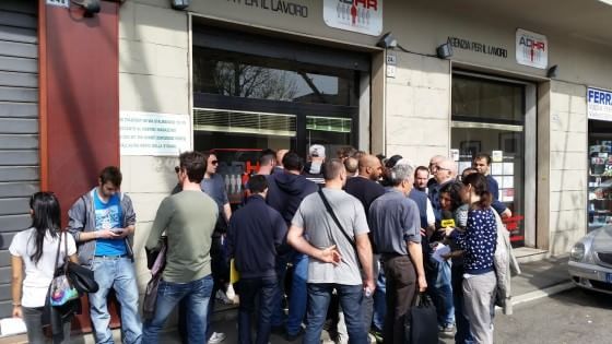 Seicento assunzioni promesse per il 2015: la fila alla Adhr è una ammucchiata