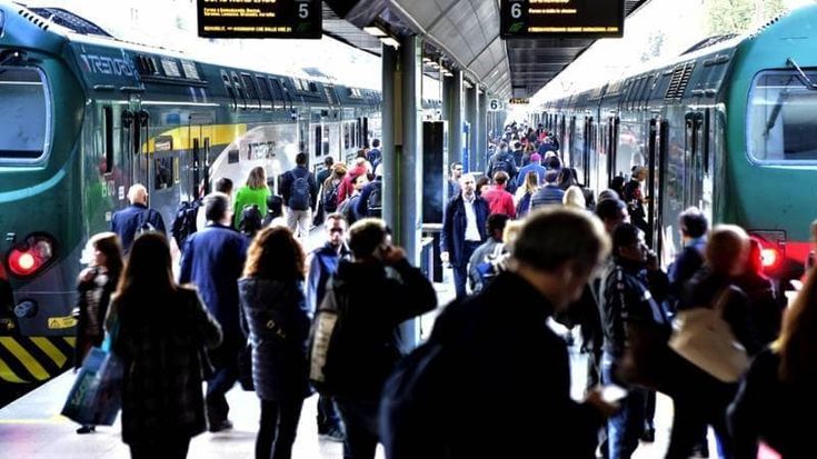 “Prendo il treno ad Afragola, timbro al ministero a Roma e ritorno a Napoli per le 23”. Le vite dei pendolari espulsi dalla Capitale dei b&b