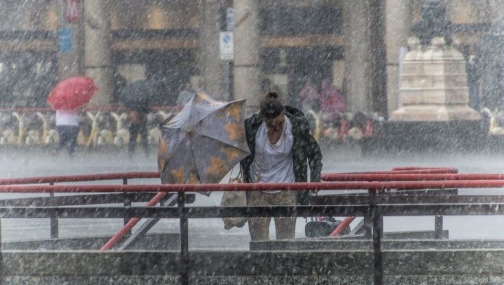 Maltempo, massima allerta su Milano per pioggia e vento forte. Seveso e Lambro a rischio esondazione
