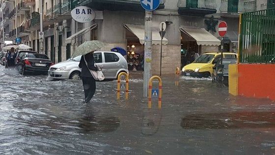 Maltempo, Taranto si risveglia allagata: traffico in tilt. "Evitate sottopassi e cantine"