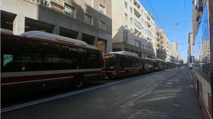 Semaforo in tilt, coda di bus via Marconi. Ed è polemica sui ciclisti che cadono sui binari del tram