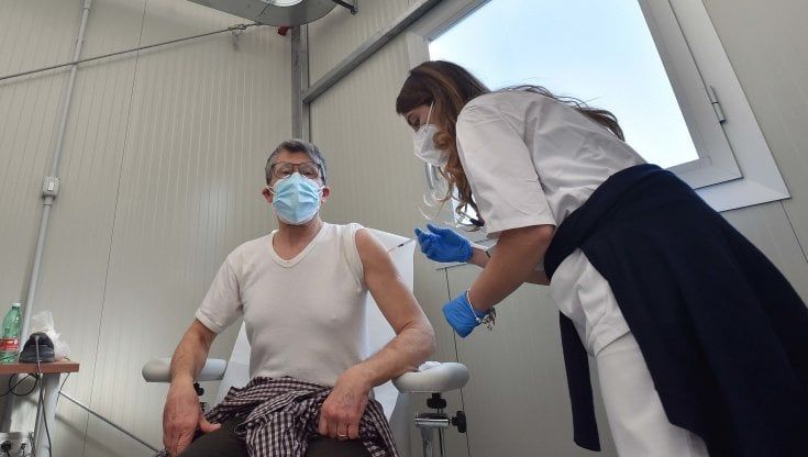 Vaccini, i sindacati infermieri contro il bando per reclutare volontari gratis: "Una beffa, va ritirato"