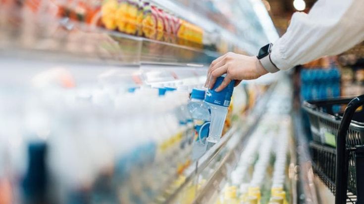 I carrelli sempre più ‘magri’ dei clienti al supermercato: “La mia spesa? Meno frequente e più povera”