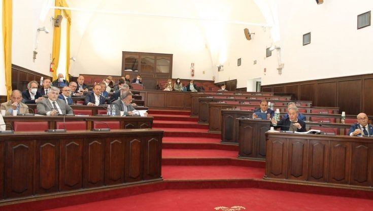 Napoli, il consigliere della Lega vuole il posto auto: “Non so dove parcheggiare”