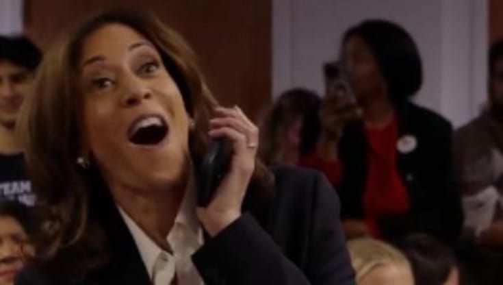 Kamala Harris al telefono con una 'futura elettrice' di 8 anni: "Non vedo l'ora che tu cresca"