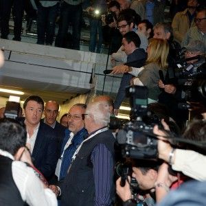 Renzi: s<span itemprop="description">inistra che non cambia diventa destra. E promette: Online spese di partiti, sindacati e Pa<br /></span>