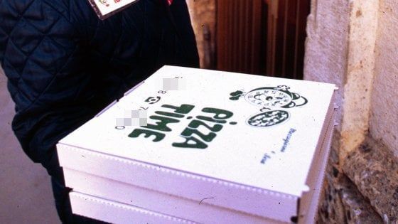 Ordina la pizza e rapina il rider di cibo e soldi: denunciato tossicodipendente a Milano