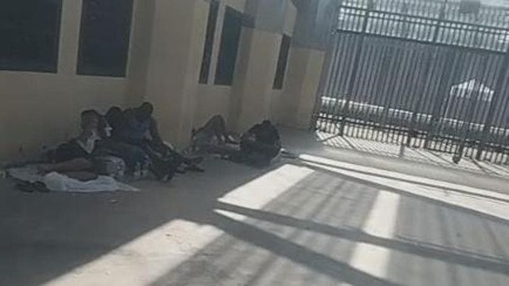 Le voci dall’inferno di via Corelli: “Per noi meglio morire che restare ancora nel Cpr”
