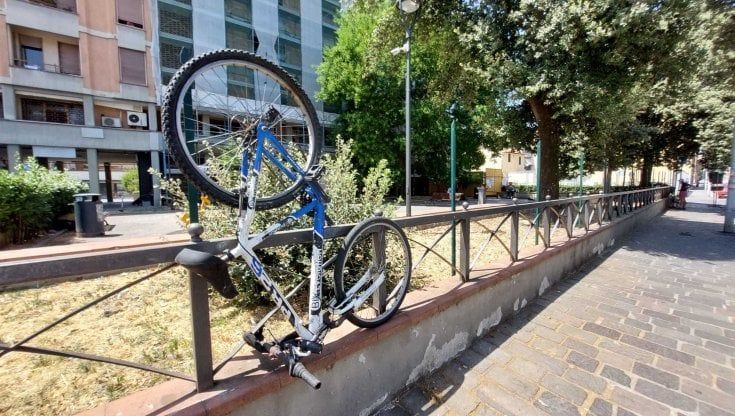 Giardini di via Galliano, il Comune mette giochi per bambini e verde pubblico