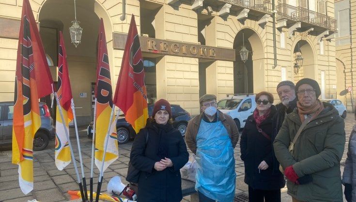 Torino, operatori sanitari Rsa in piazza contro la Regione: "Un infermiere di notte per 180 ospiti"