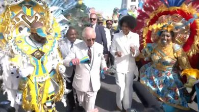 Bahamas, Re Carlo si unisce alla parata e balla nelle strade della capitale