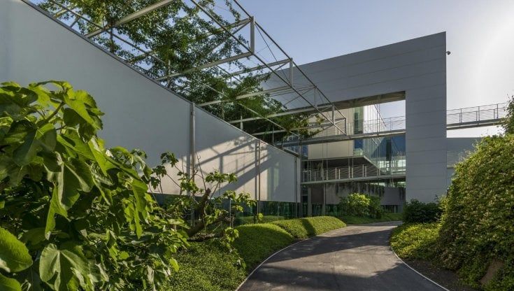 Prada porta a Milano il modello toscano delle fabbriche giardino