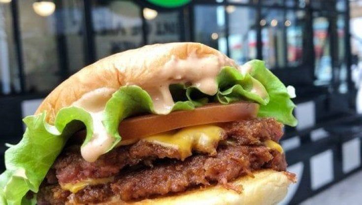 Il mercato della carne artificiale toccherà quota 450 miliardi di dollari nel 2040. E le aziende fiutano il business 