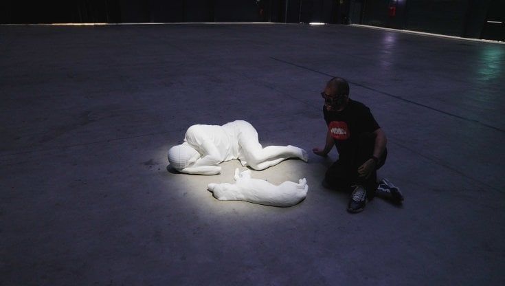 Maurizio Cattelan all'Hangar Bicocca: respirare, vedere superare il dolore come antidoto al cinismo