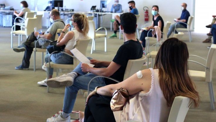 Domande e risposte sui vaccini. Terza dose per tutti: ecco perché l’Italia non parte