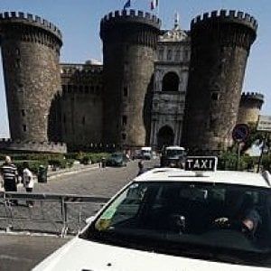  Napoli, lascia la borsa in taxi con duemila e 500 euro: la polizia municipale recupera tutto